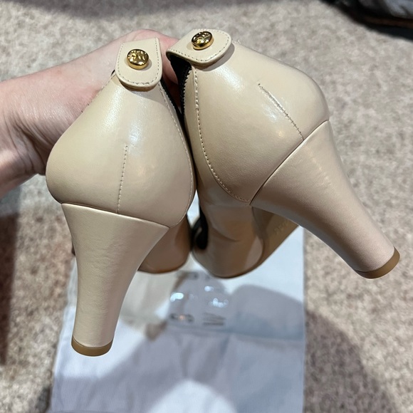 Stuart Weitzman Easily Elastic Leather Pan Nappa Pumps - Picture 8 of 16